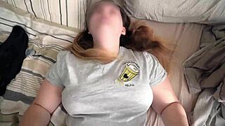 Styvsyster rider kuk med stor röv som studsar i amatör action