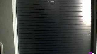 Tere sa stane super horny v horúci slnečný deň pri bazéne