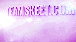 Frères et sœurs coquins se glissent pour une baise sous la douche