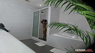 18-летняя филиппинка проститутка трахает иностранца с большим членом