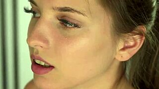 فتاة إيروتيكية 18+ تفتح كسها الضيق وتفقد عذريتها بسرعة