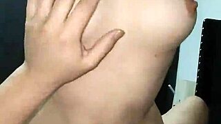 Moja bratranca pride na obisk in izkoristiva priložnost za trdi jeb