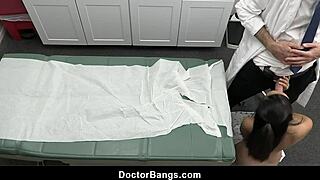 Oh, tako sem živčna... ta azijska športna najstnica 18+ Madi Laine mora dobiti zdravnikovo pomoč za pregled!