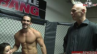 棕发女孩天然大奶成为终极搏斗奖品。