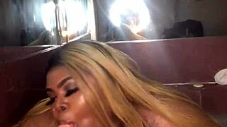 Zaharii leger med sig selv i jacuzzien