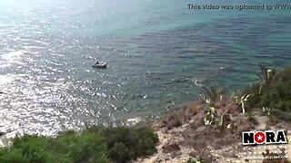 Vidím mladú 18+ ako sa šuká na pláži s malými cyckami vonku, tak horúce