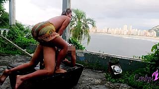 A strand után baszik egy 18+ srácot nagy fasszal az elhagyott házban.