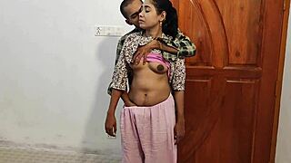 صديقة بنغالية ساخنة تُمسك بقوة من صديقها في فيديو جراج منزلي XXX