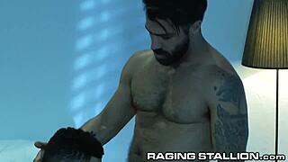 Hej, vill du se het hårt interracial med sexiga äldre killar?