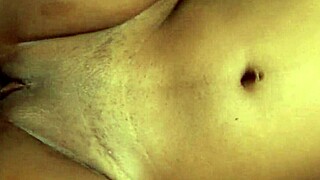 Nagy fekete fasz nyújtja a szoros 18+ Riley Ray nedves punciját hátulról.