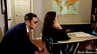 Geile 18+ teenie reitet schwanz nach schule