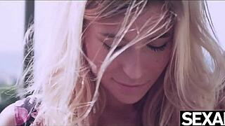 Lesbian pirang comel jilat memek sampai orgasme gila! 😘