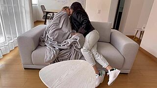 Üvey Kızkardeşin Gribini Üvey Annenin Yeni Kanepe'sinde Seksle Tedavi