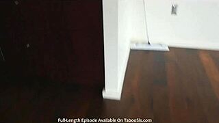 Stesøsken hjelper med håndjobb