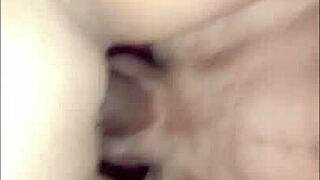 Hej, podívej se, jak šukám svou lahodnou děvku ve tmě, její kunda kapající!