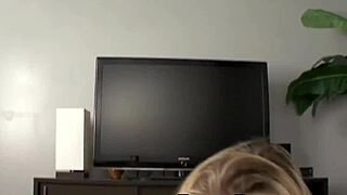 Hezká mladá 18+ s malými prsy dává hladký footjob na ten velký monstrózní kokot, šaty roztrhané v hardcore fetiš akci