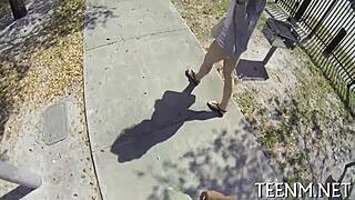 Täytetään teini 18+ 18+ Scarlett Sawyerin suu seksi kermalla