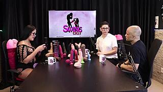 Eilani Quina și Victor Luciano se joacă cu jucării sexuale în roșu transparent