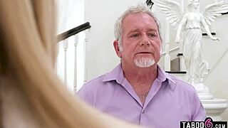 Fiica vitregă sugestivă Khloe Kapri permite analul tatălui vitreg să salveze căsătoria