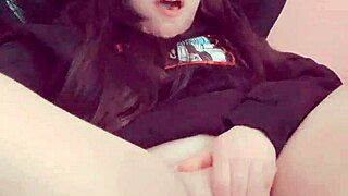 Wow, Hana Lily yang imut ngocok memek perawannya!