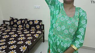 देसी भाभी देवर को स्टीमी बाथ सेक्स के लिए लुभाती है HD में