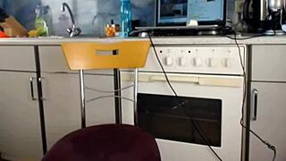 sexydea:n villi soolo ajo nauhalla dildolla