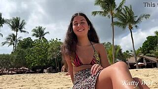 Hey, kannst du glauben, dieses Mädchen isst Sushi ohne Höschen am öffentlichen Strand unter Leuten?