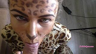 Şirin sarışın amatör kocanın dev yarığını POV kostümde emiyor