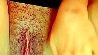 Jutarnje iznenađenje sa maćehinom sočnom pičkom koja dobija kreampaj