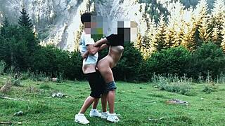 큰 엉덩이 관광객 숲에서 서서 도기 스타일 야외 박혀