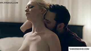 Adam, üvey kızım babası şok içinde izlerken sertçe sikiliyor