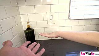 Ung 18+ pige giver blowjob der fører til cumshot