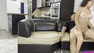 Moja linda sobrina dobija divlju masažu i jebanje u dupe sa ogromnim kurcem.