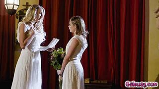 Hej lidi, coco lovelock a katie morgan si právě sežraly horká těla a kundičky v garáži!