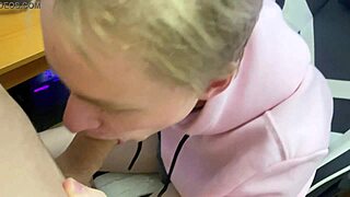 Помолих приятелката си тийн 18+ да смуче огромната ми пръчка на частно.