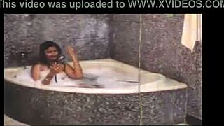 Hé, die hete tiener 18+ werd super geil in de douche