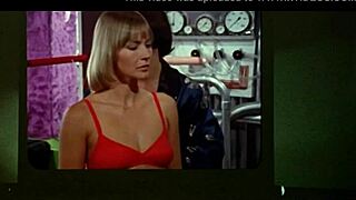 엘케 네이드하트가 알빈 퍼플 누드 장면에서 모두 드러내