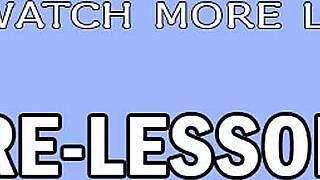 Zralá blondýna instruuje teen 18+ holku v análním trojici