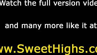 Хей, искаш ли да видиш тази тийнейджърка 18+ колежанка язди кур в униформа?