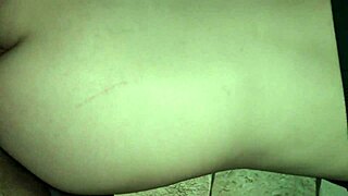 Hot blondine får sin store røv banket dybt på bordet.