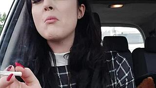 Yo, κοίτα αυτή την καυτή κοπέλα Adams Family να καπνίζει στο αυτοκίνητό της