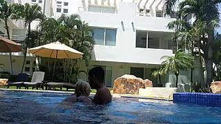 Kako okusno jebati po plavanju v bazenu s prijateljico