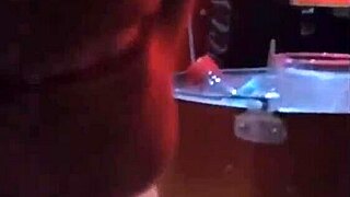 Тази красива латино тийнейджърка 18+ беше зарязана от приятеля си, затова непознат я чука силно.