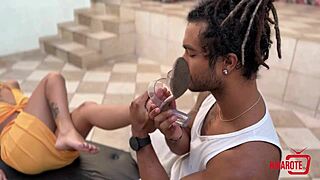 adolescente 18+ vuelve loco al chico con tetas naturales y pies sensuales, dando footjob y chupando para orgasmo gimiendo