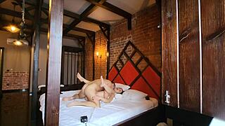 Hej, pozri túto atletickú 18+ s úzkym pásom, ktorá jazdi tvrdé a divoko!