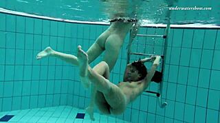 Seksi lesbot kiusoittelevat uima-altaassa