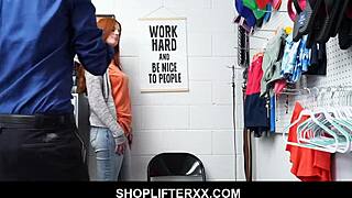Het tjej 18+ shoplifter Scarlett Mae blir knullad av pervy loss prevention officer efter att ha stulit TV