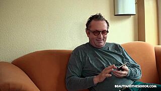 La Stupenda Giovane Sarah Smith Stuzzica e Seduce il Vecchio Signore dell'Ufficio