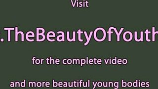 مراهقة شعر غراب 18+ ساخنة تغوص في كس رطب