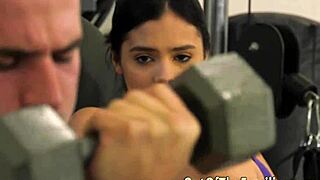 Păsărică perversă suge subtil și călărește intens cu descărcare pe față